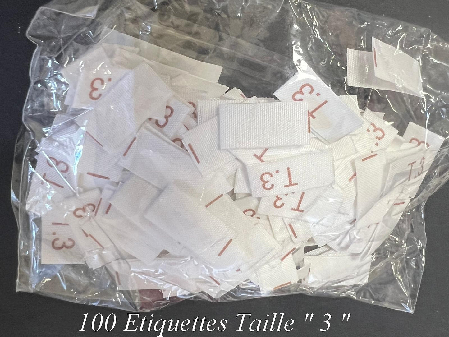 100 Etiquettes De Vêtements Blanches " Tailles 3" Par 100 Pièces Découpées A Coudre, Contexture Pour Confection.