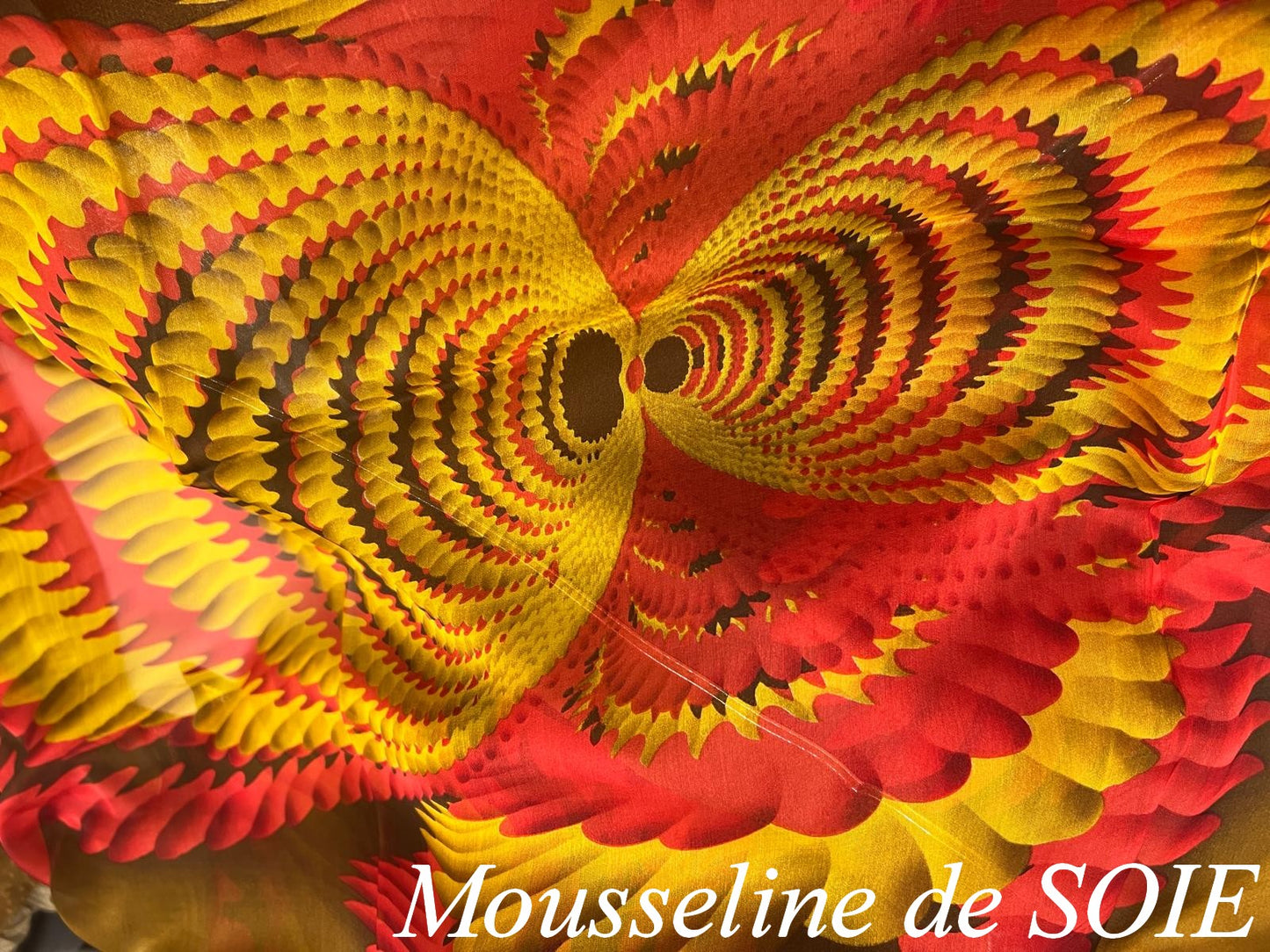 Mousseline de Soie Imprimée – Motif Flamme Rouge et Or – Laize 135 cm