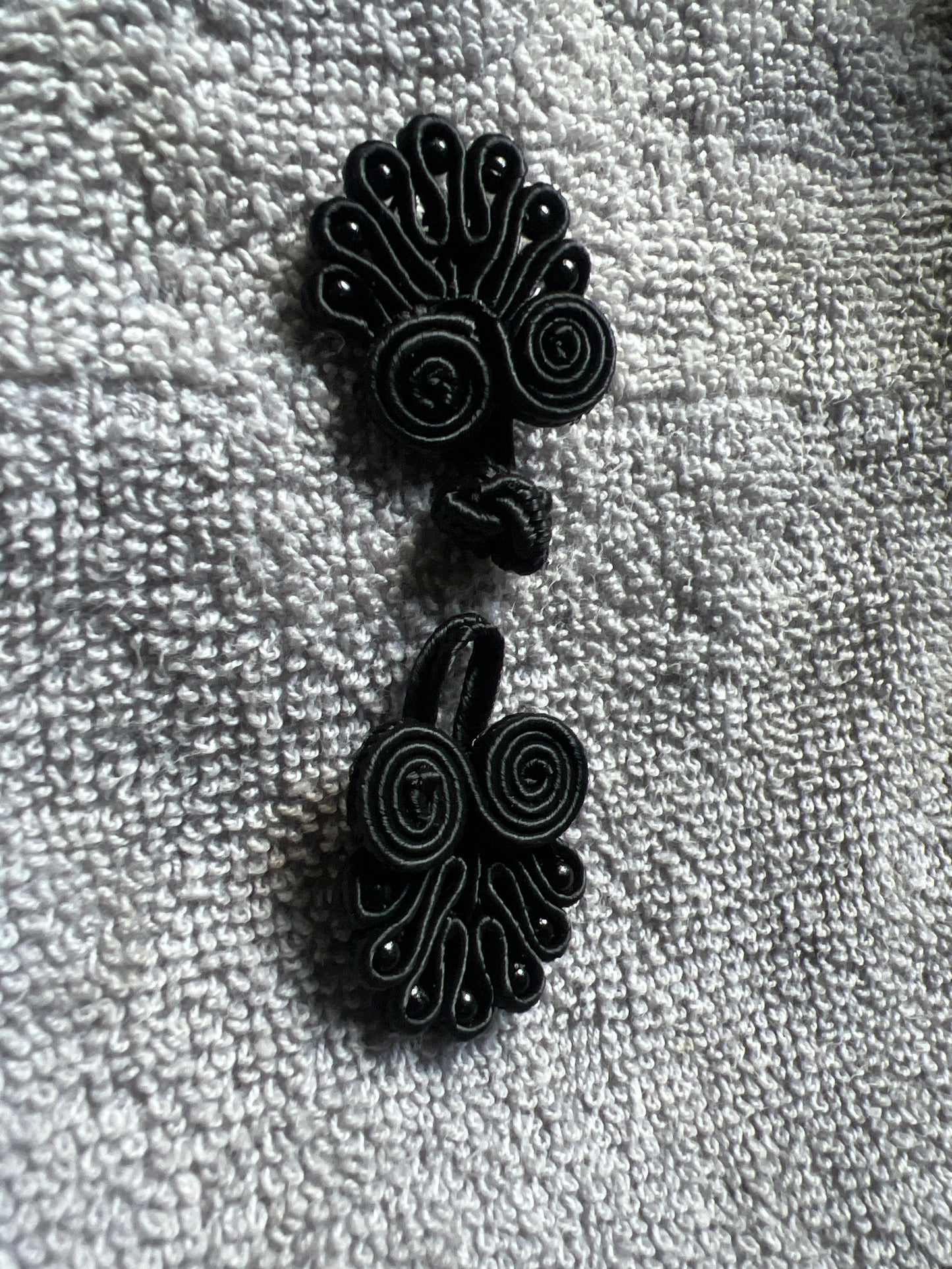 Brandebourg Noir avec Perles – Fermeture 2 Parties
