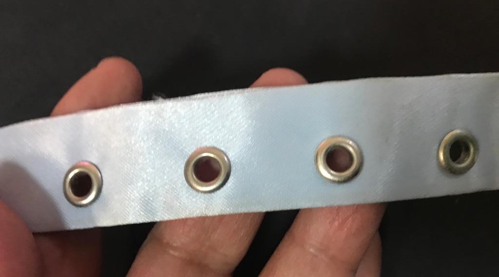 Bande à Oeuillet En Satin Bleu Ciel A Coudre Pour Agrafage et Serrage