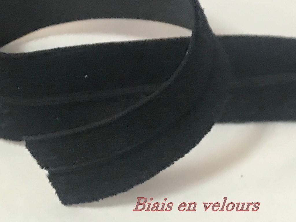"Biais Velours Préplié Élastique en 15 mm noir : La Touche de Flexibilité Parfaite pour Vos Projets Couture !"