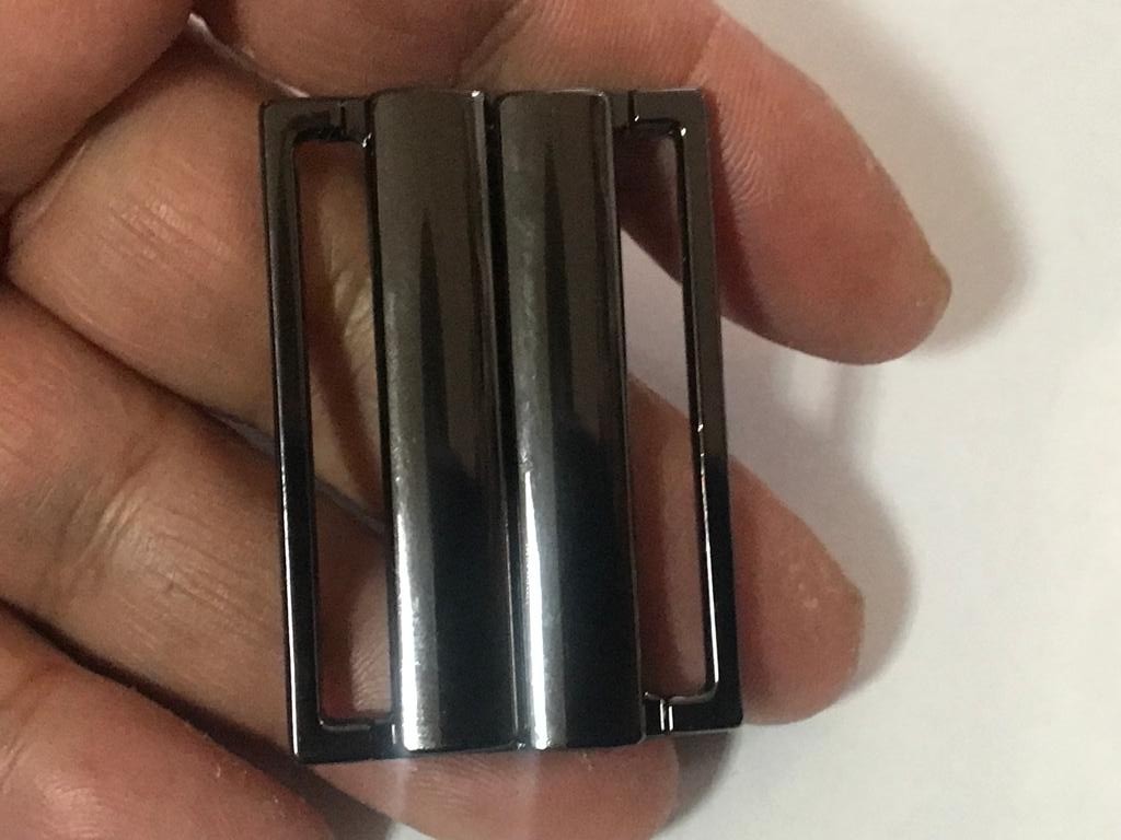 Boucle attache en métal noir poli à clipser inoxydable pour des créations originales et élégantes"