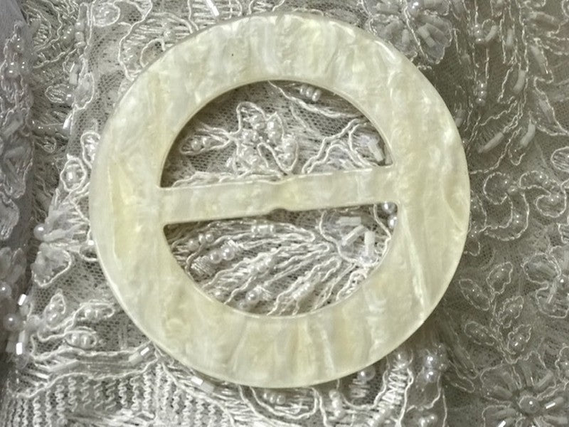 Boucle Ceinture Ronde Fantaisie Nacré Ecru En 8 Cm A Coudre.
