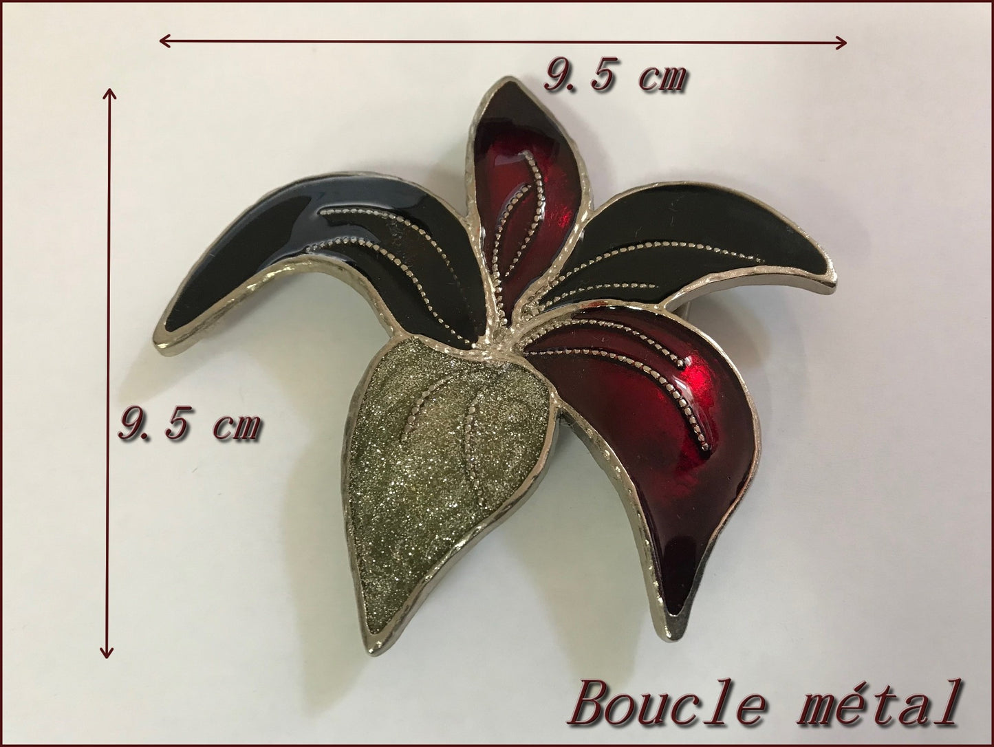 "Boucle en métal laquée : Élégance florale en Noir, Bordeaux et Argent"