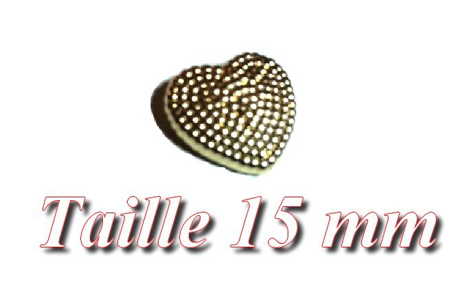 Bouton à coudre en forme de coeur en doré de taille 15 mm.