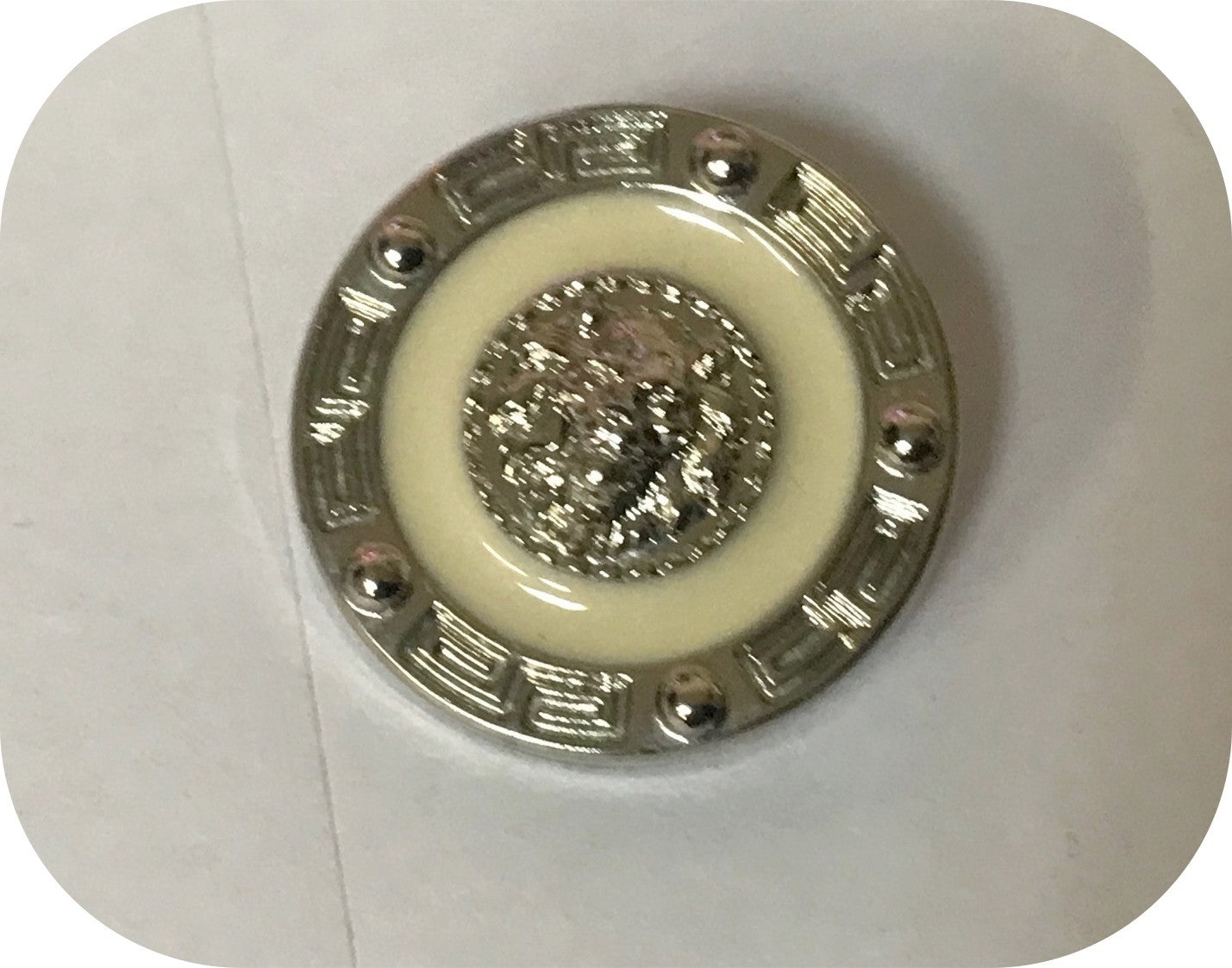 Bouton argenté Ecru Style " Versace " à Coudre En Taille 22 mm Pour Customisations de vêtements.