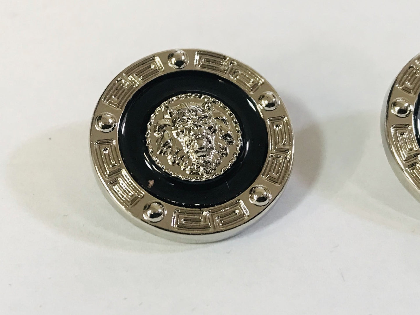 Bouton Argenté Noir Style " Versace " à Coudre En Taille 22 mm Pour Customization de vêtements.