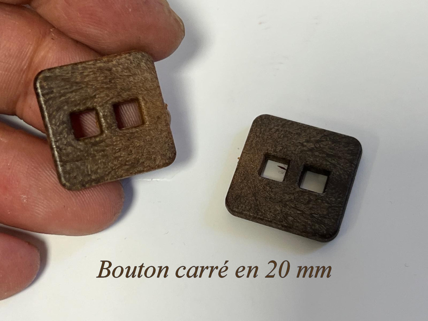 Bouton carré 20 mm effet bois – Naturel & chic pour couture