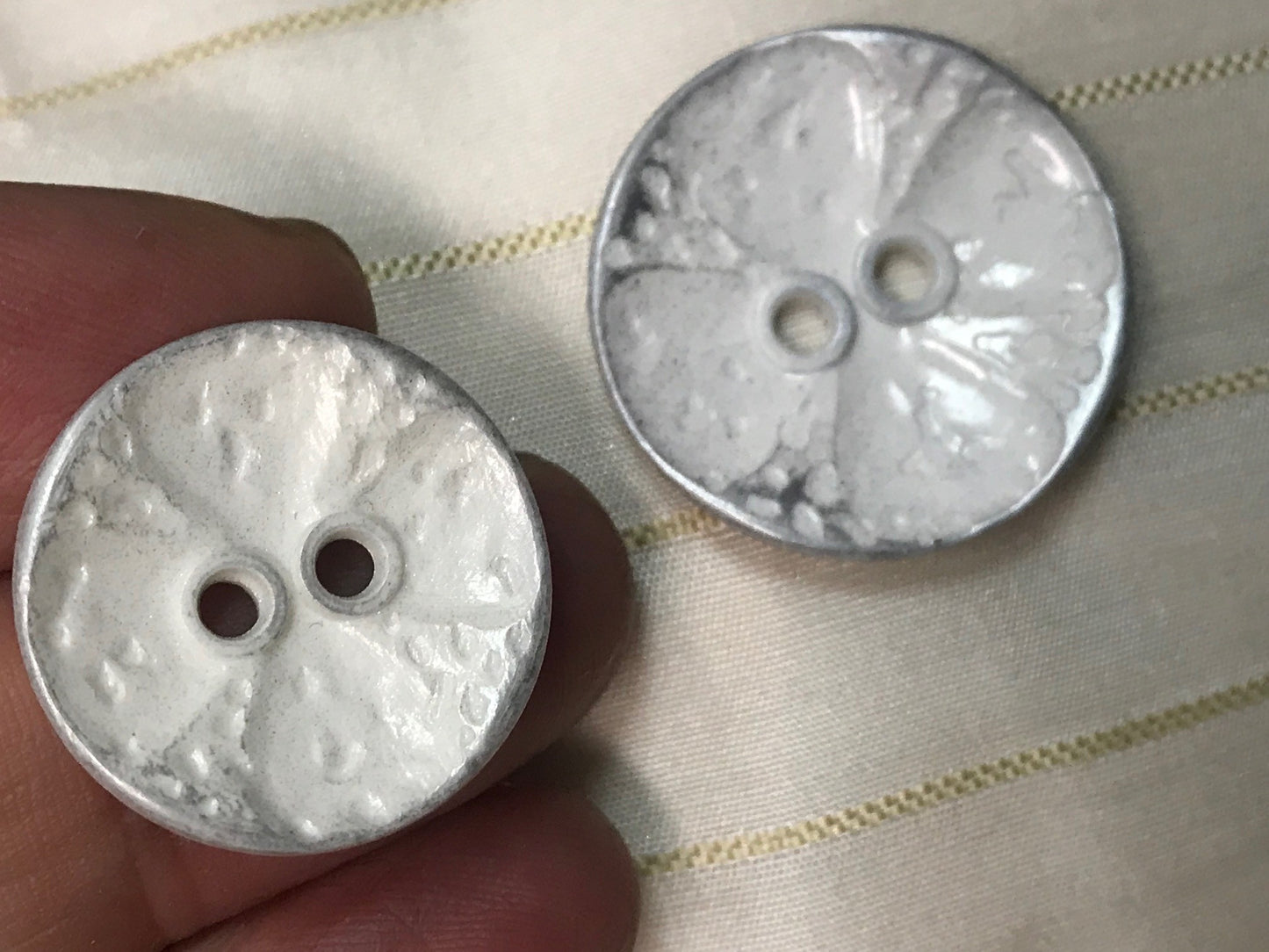 Bouton Couture Blanc A Effet Argenté en 22 mm Pour Customisations.
