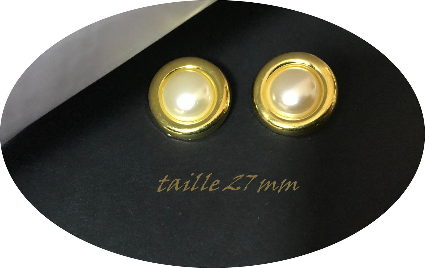 Gold button to dye in size 27 mm for sewing.