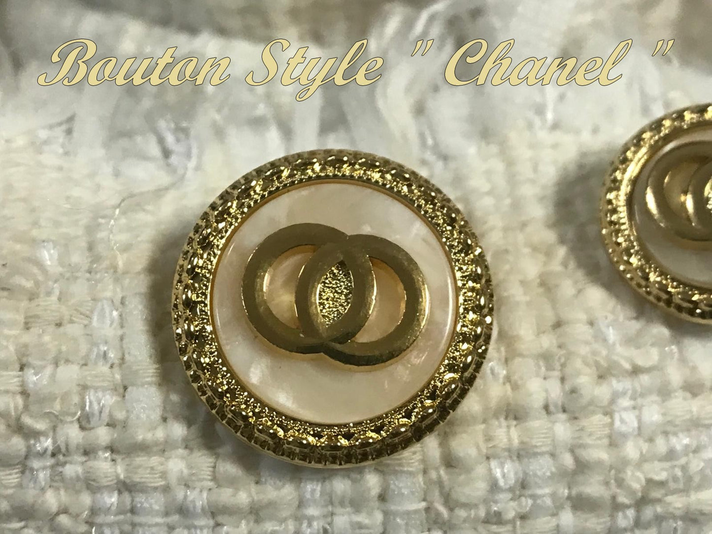 Bouton Doré Style Chanel sur Fond Nacré en 18 mm A Coudre : Élégants Boutons Dorés