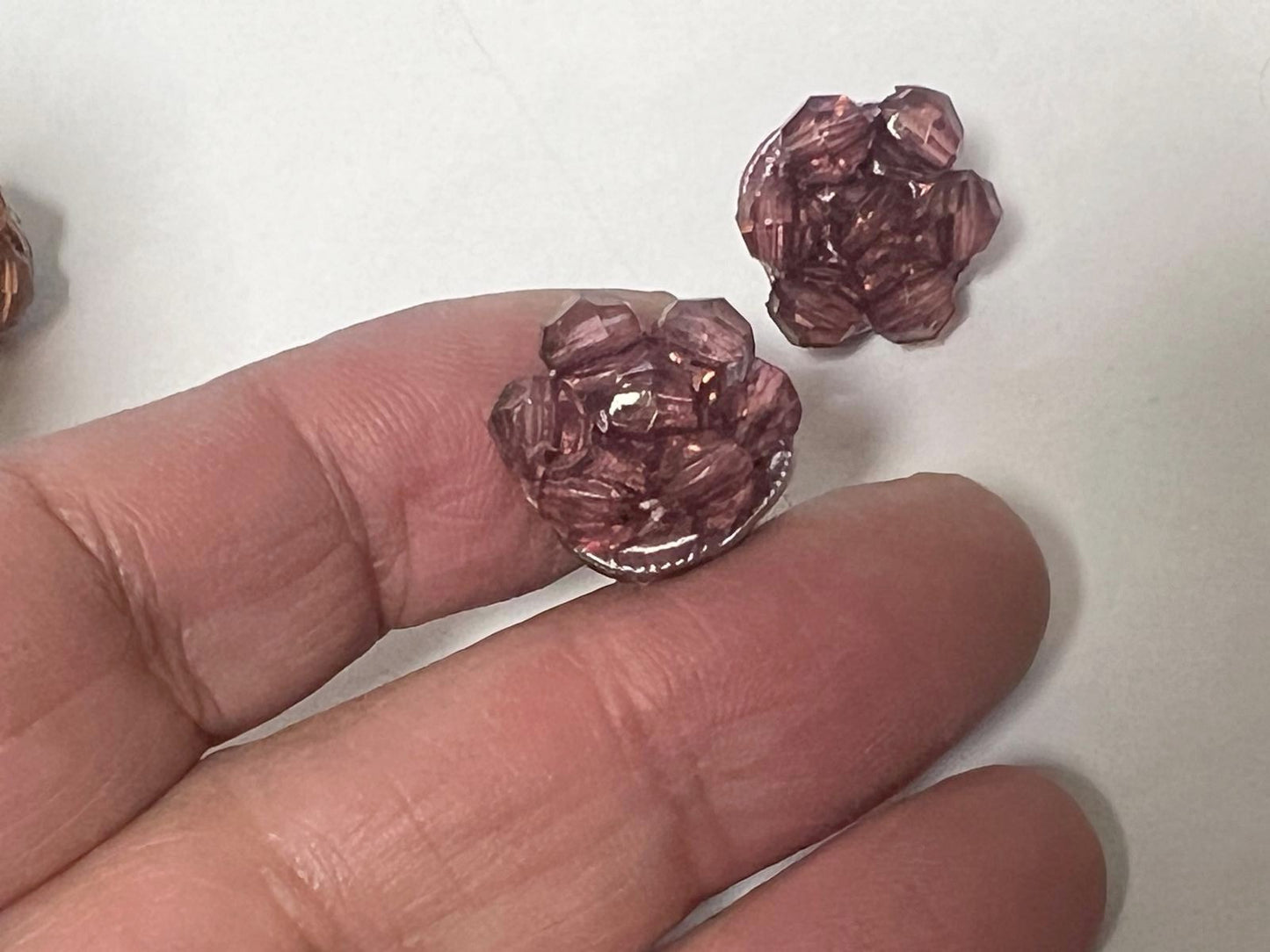 Old rose faceted pearl button: elegance at the heart of couture