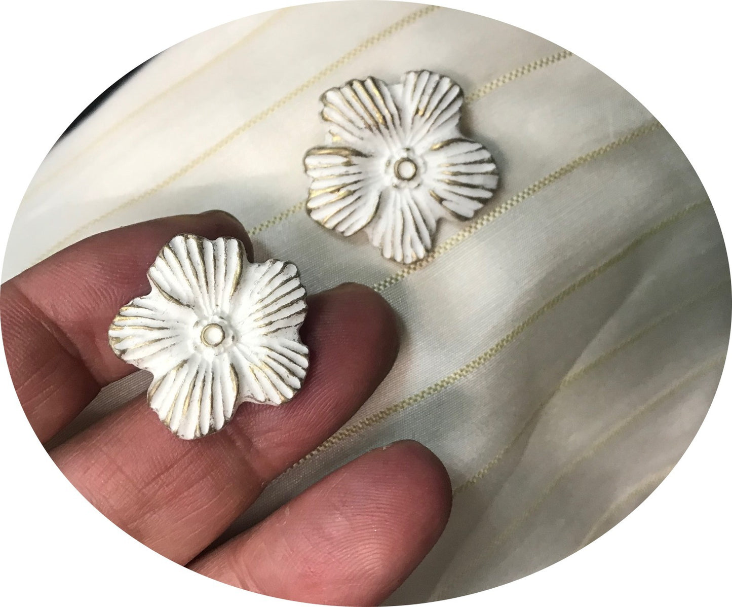 White Daisy Button for Sewing in 25 mm for Customizations.