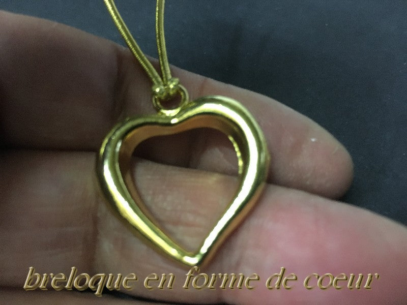 Colgante de corazón de metal dorado para personalizar collares y manualidades.