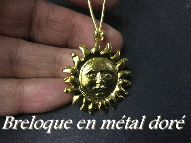Dije de sol de metal dorado para personalizar collares y manualidades.
