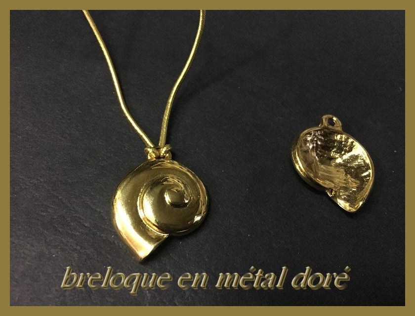 Colgante de caracol de metal dorado para personalizar collares y manualidades.