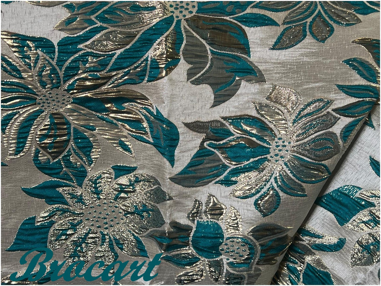Brocart Vert Canard Sur Fond Beige Orné de fleurs doré or Au Mètre De Luxe, idéal Pour Robes, Tailleurs Et Caftans.