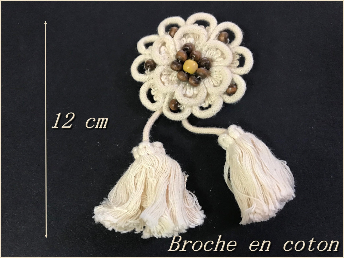 "Broche florale Ecru en coton ornée de perles en bois : Un bijou délicat et élégant"