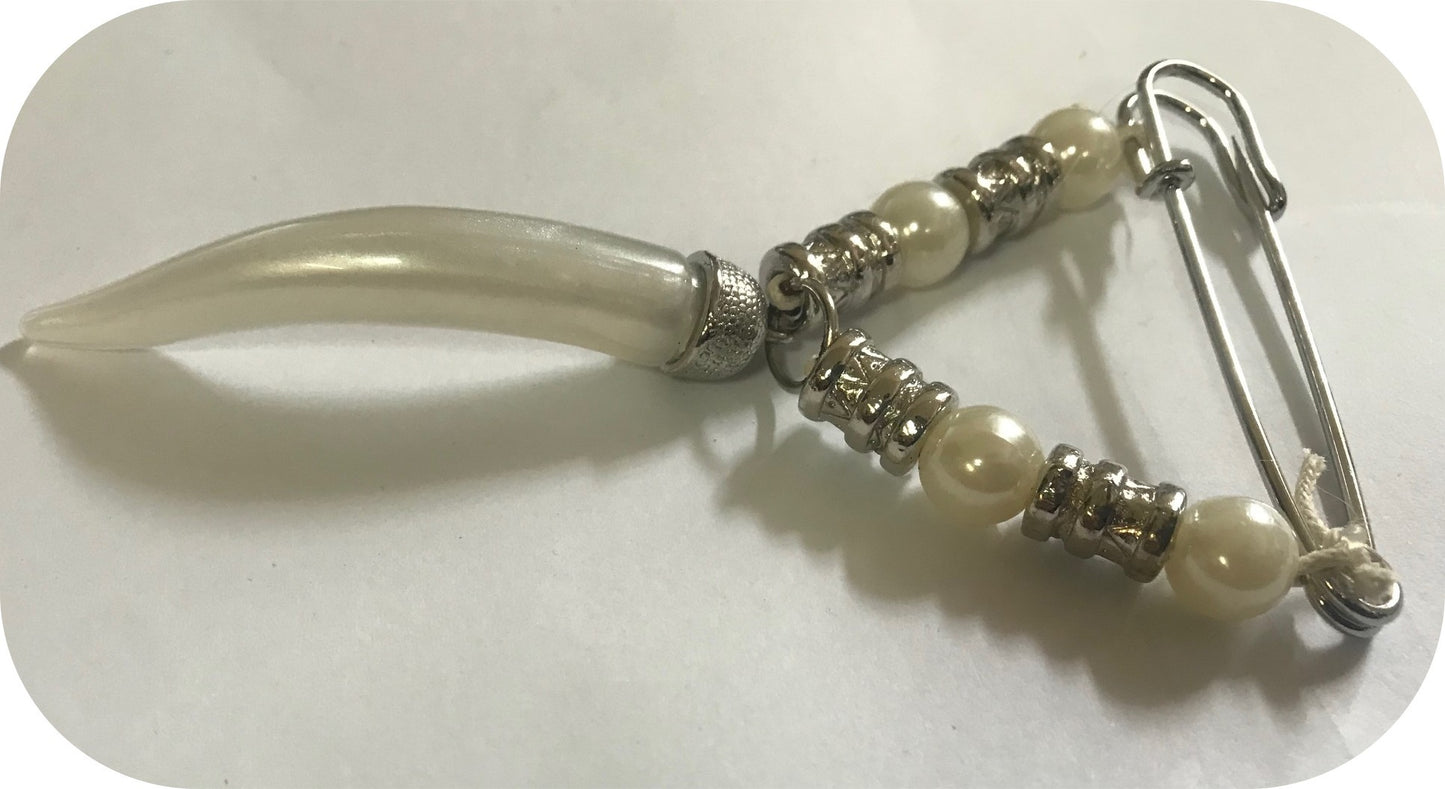 Broche de imperdible de plata para mujer para decoración.