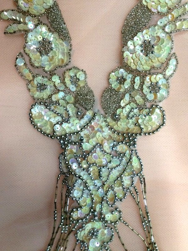 32 cm bib collar with iridescent yellow sequin and silver bead fringe