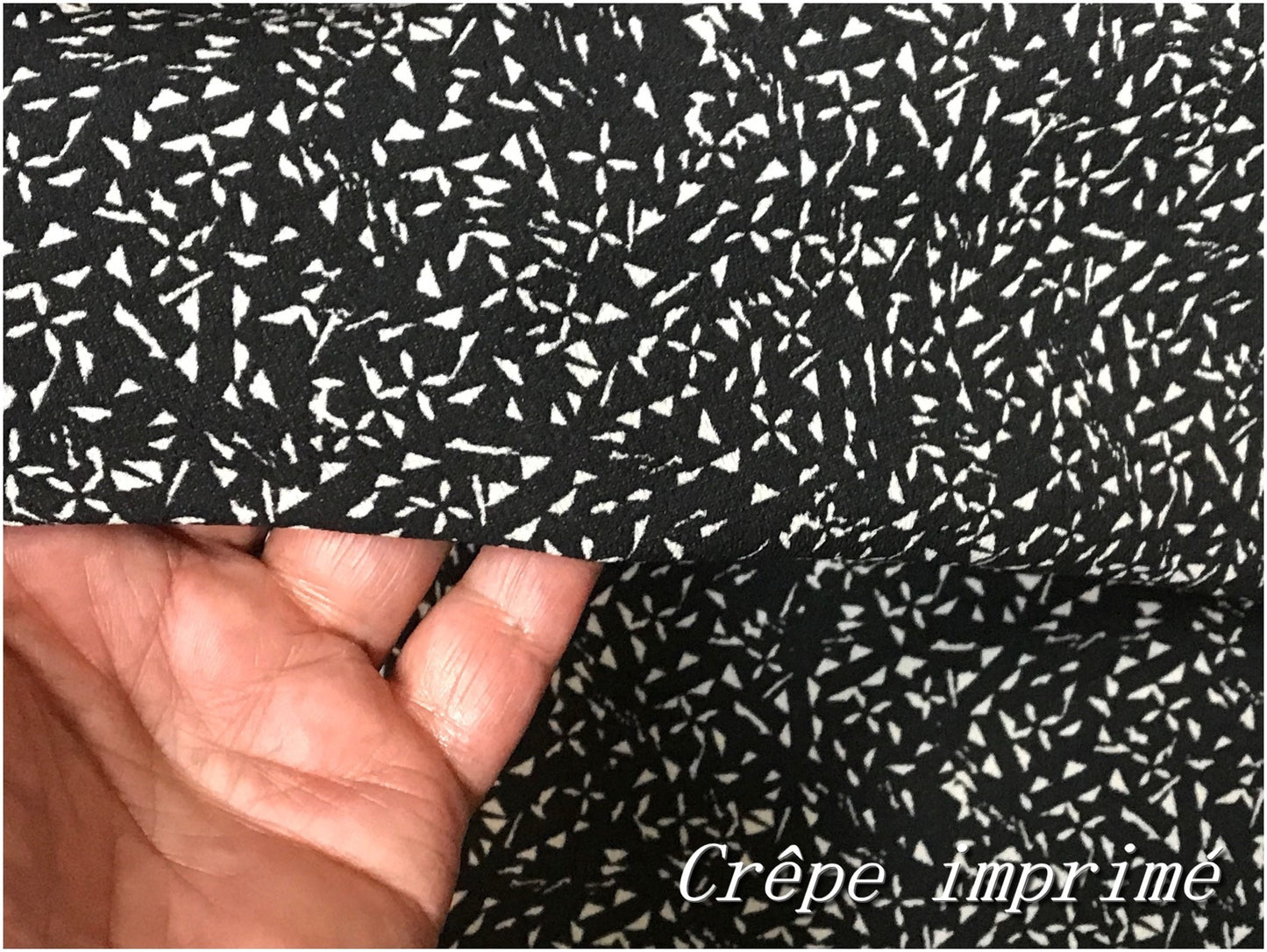 "Crepé estampado crudo sobre fondo negro: ¡Elegancia atemporal por metros!"