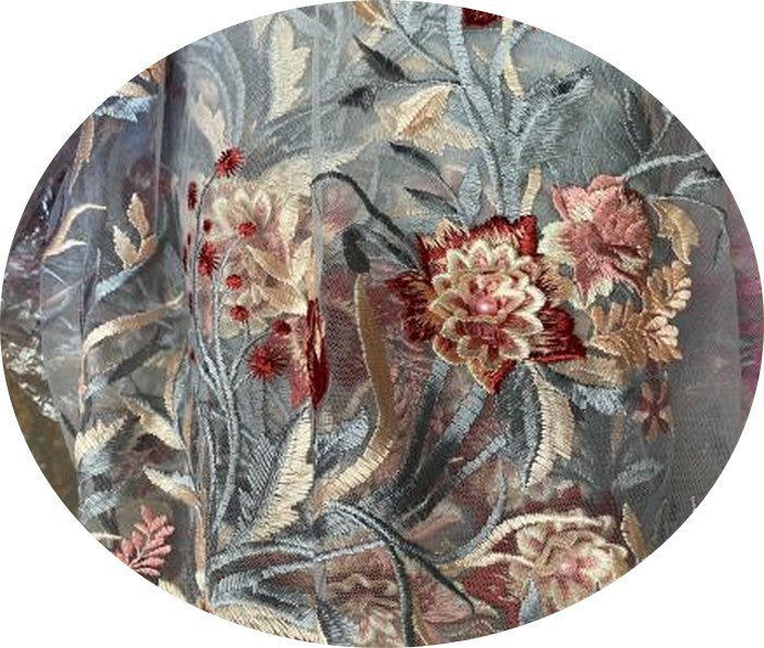 Encaje bordado por metros con motivos florales sobre tul gris perla