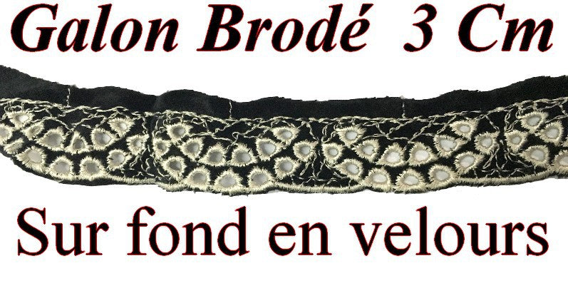 Dentelle Brodé En 3 Cm Ajouré En Ecru sur fond en velours Noir Pour Lingerie Et Customisations.