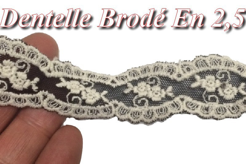 Dentelle Brodé En Fleurs Blanche Sur Tulle Noir En 2,5 Cm.