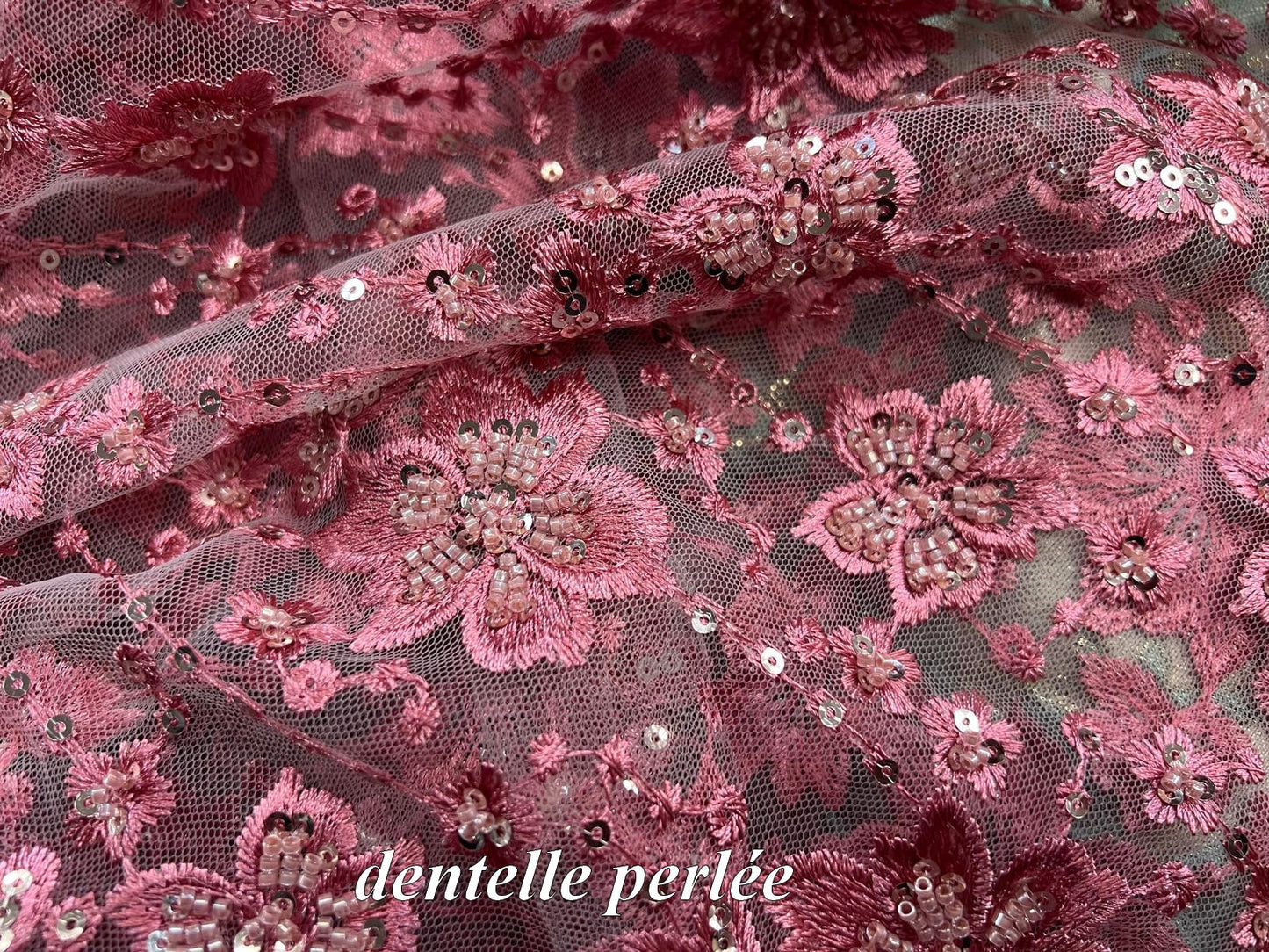 Dentelle brodée vieux rose avec sequins et perles – Tissu haute couture pour robe de soirée et mariage