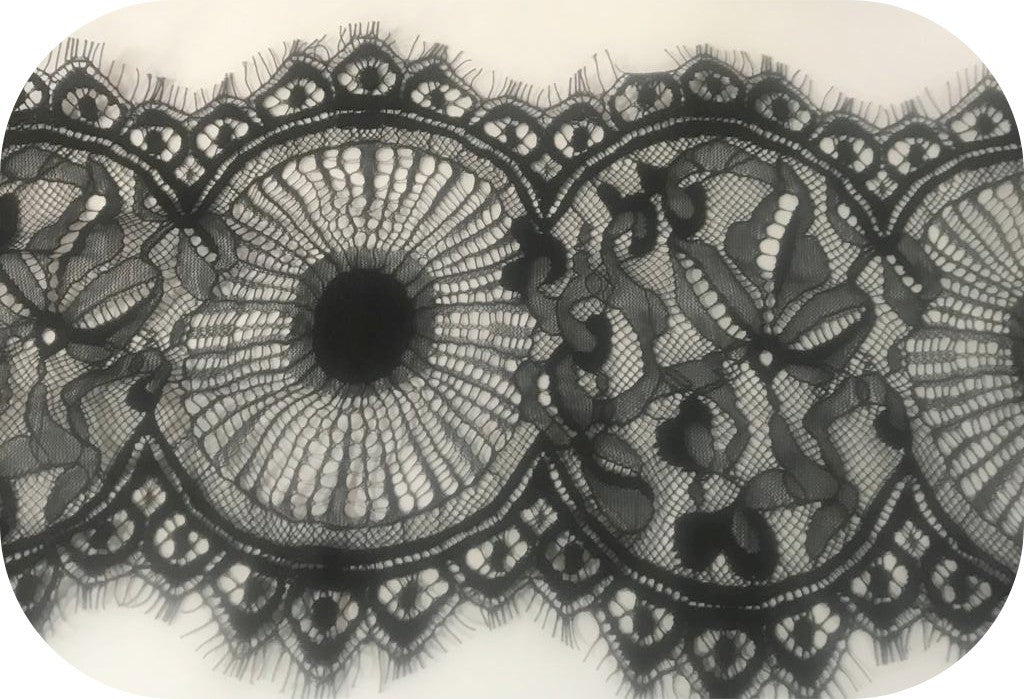 "Black Chantilly Couture Lace in 18 cm: A touch of dark elegance to enhance your creations"