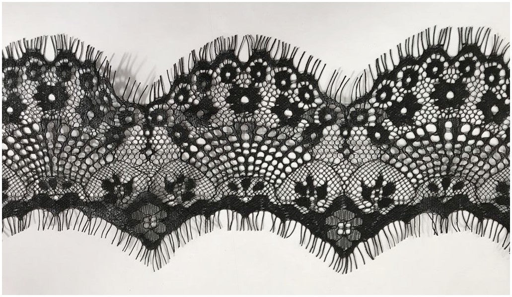 "Dentelle Chantilly Noire en 9 cm au Mètre : Élégance Intemporelle "