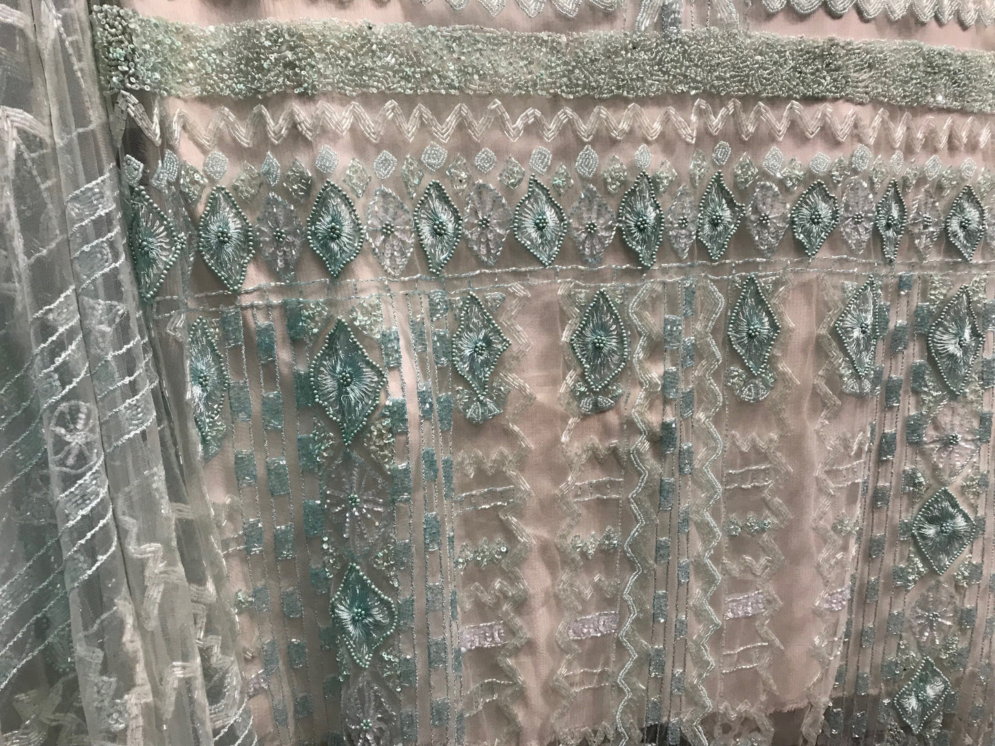 "Dentelle perlée sur tulle vert d'eau : l'alliance parfaite de l'élégance et de la modernité"