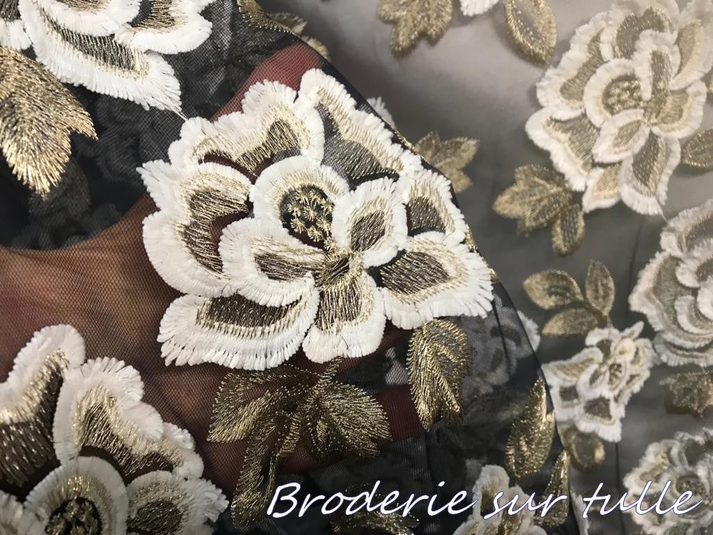Dentelle Tissu Brodé Couture Sur Tulle Résille Marine Orné De Motifs Fleurs Blanches et Doré Or.