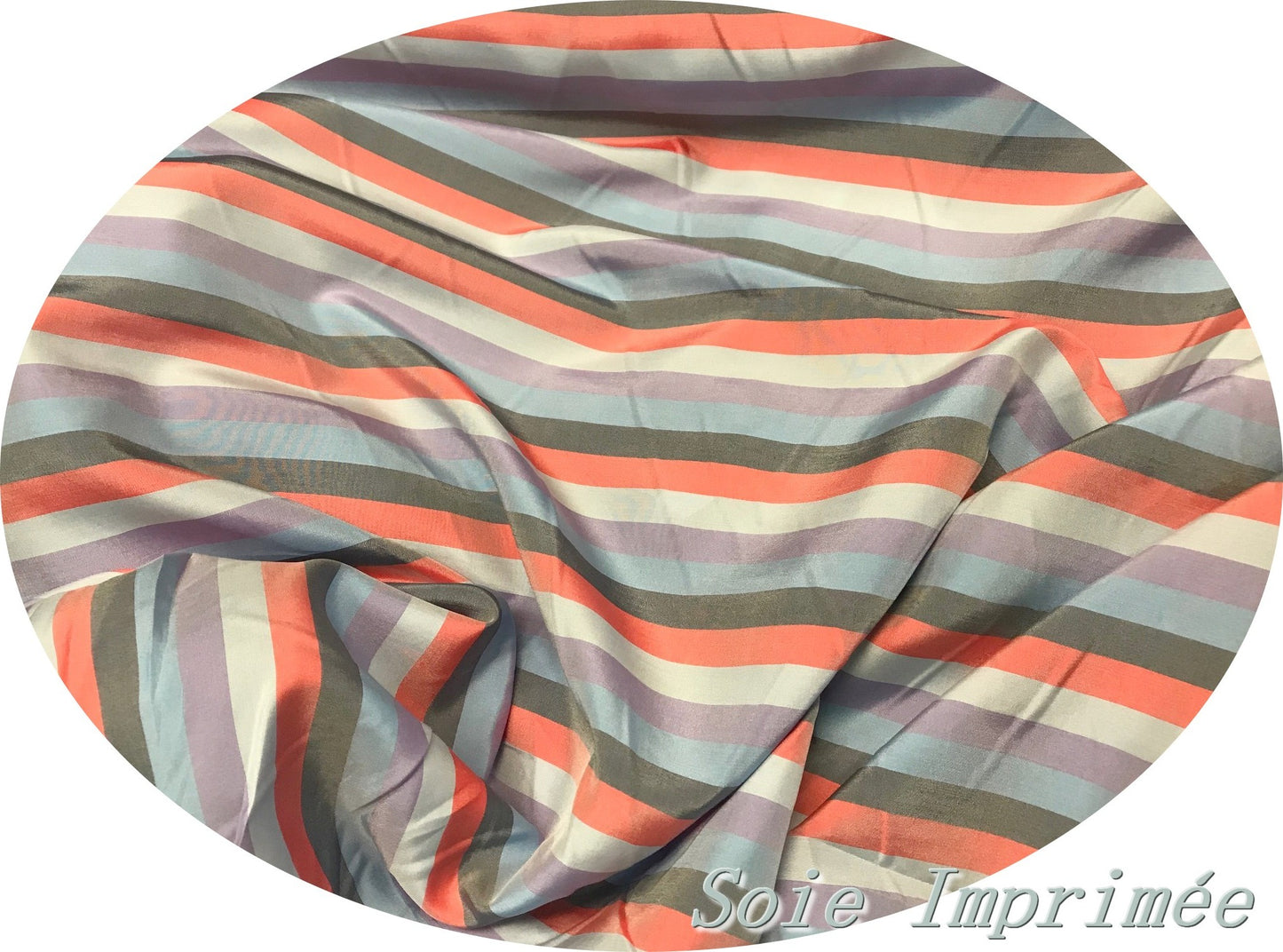 "Éclatante soie imprimée : Rayures célestes, parmes, grises et orangées pour des créations vibrantes !"
