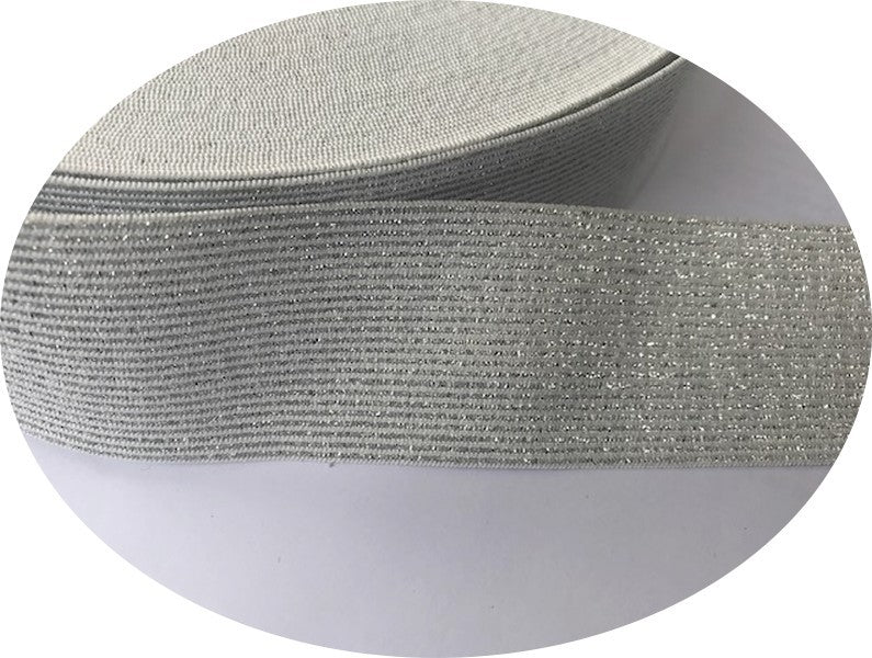 Elastique Plat Argent Sur fond Blanc En 4 Cm Au Mètre A Coudre Pour Ceintures Loisirs Créatifs La Customisations.