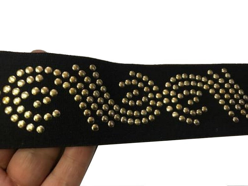 Elastique Plat Orné de Clous Doré Sur Fond Noir En 6 Cm Au Mètre A Coudre Pour Ceintures Loisirs Créatifs Et Customisations.