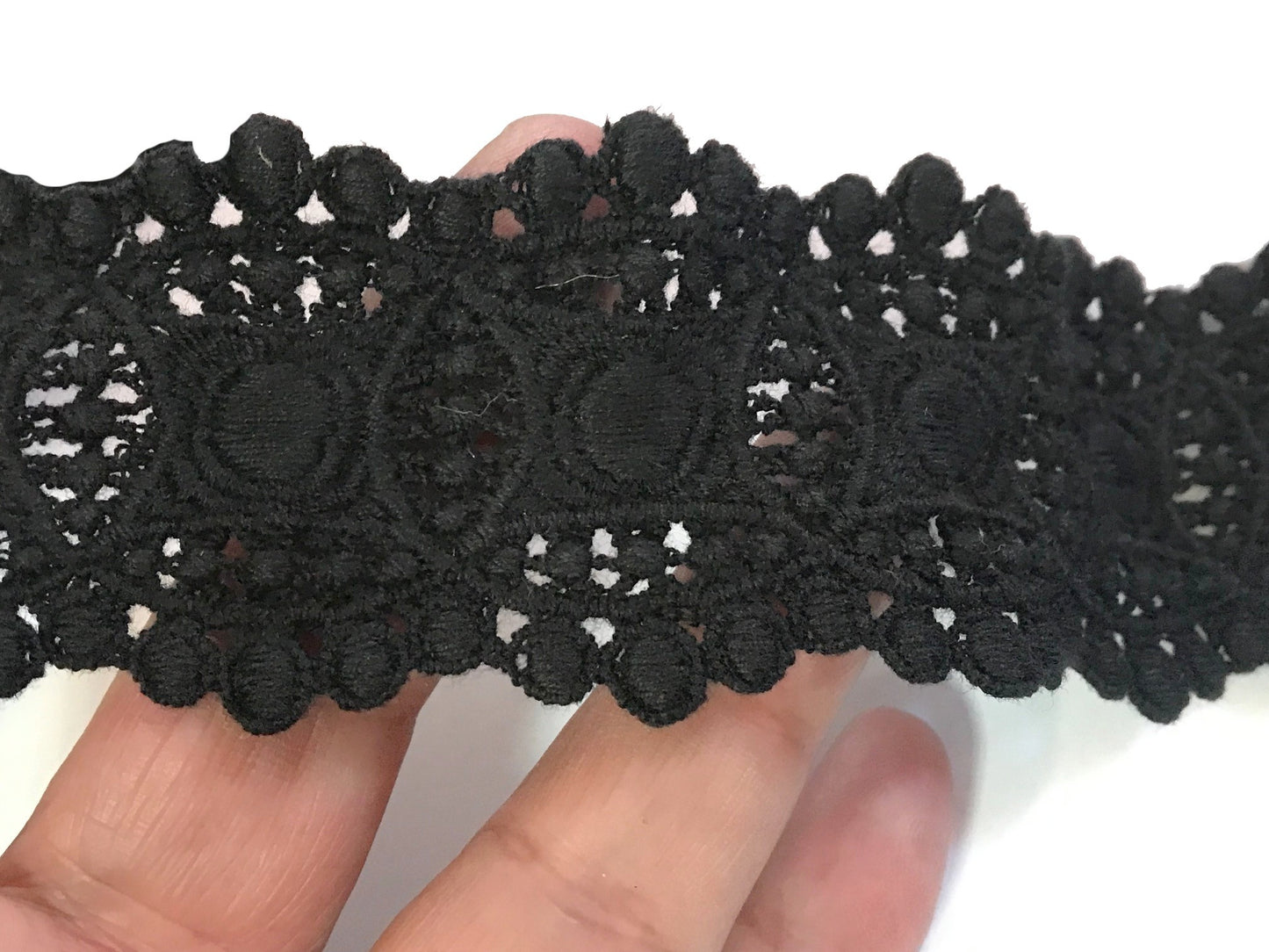 "Élégance intemporelle : Guipure Noir Festonnée des Deux Côtés en 4,5 cm"