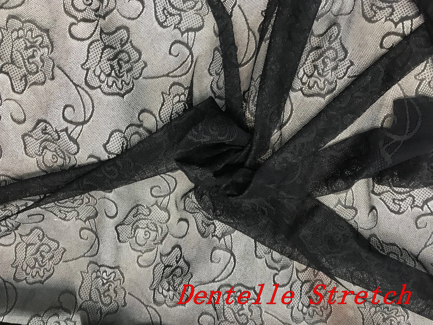 "Élégante dentelle lycra brodée de motifs floraux : une largeur généreuse pour des créations raffinées en noir."