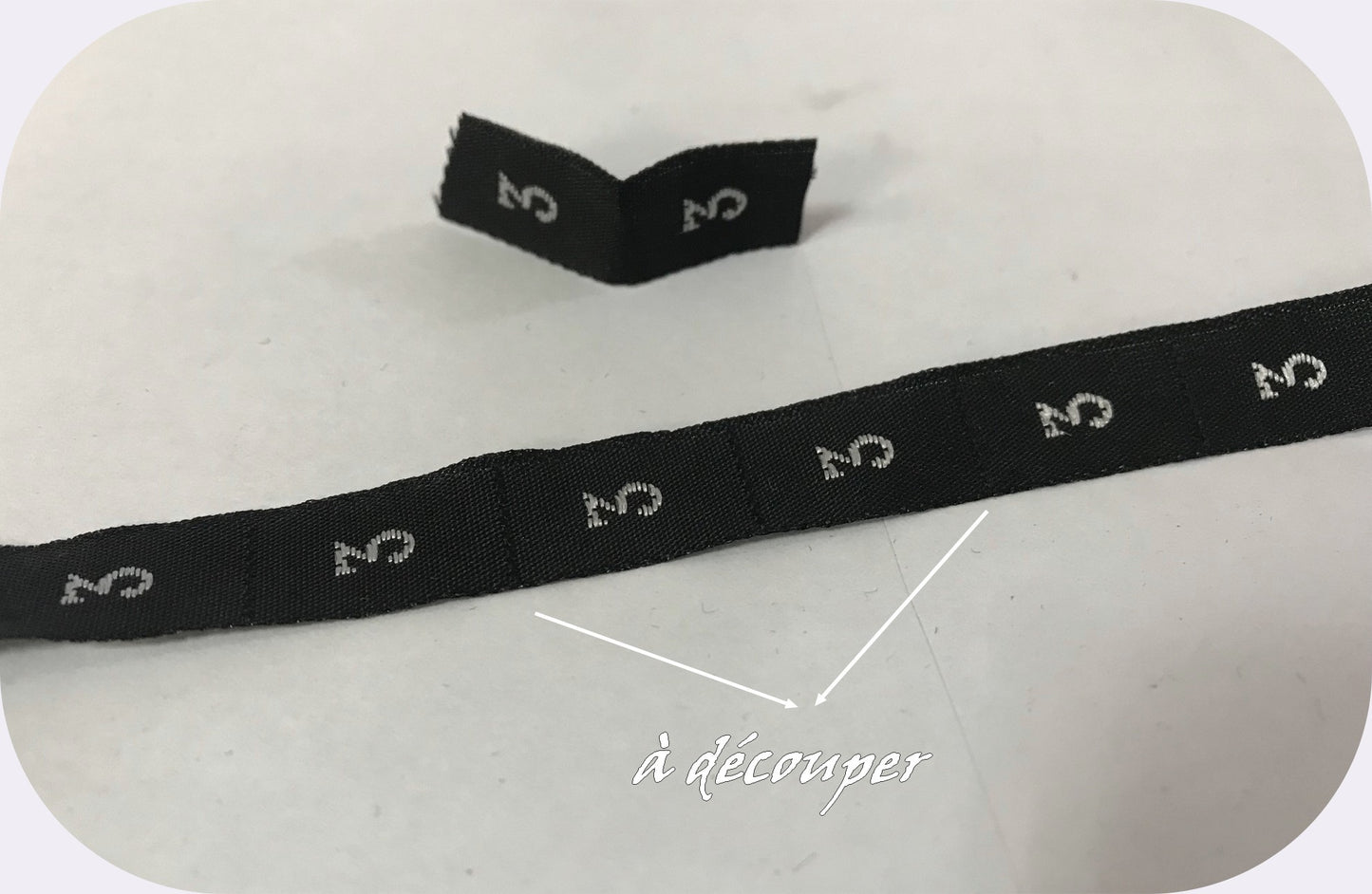 Etiquette De Vêtements Noir " Taille 3" Par 100 Pièces A Coudre, Contexture Pour Confection.