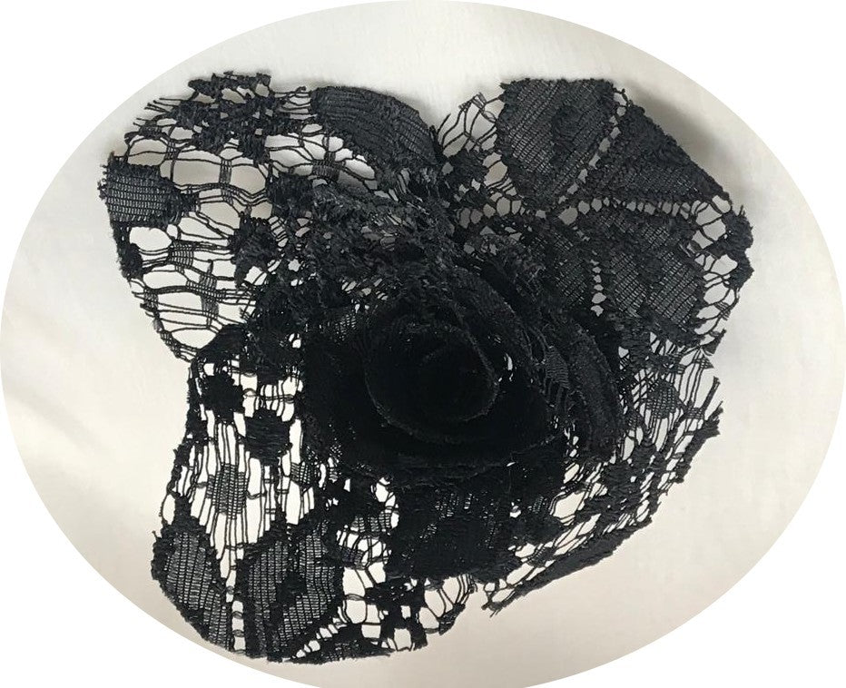 "Fleurs en Dentelle noire : Délicate Élégance pour Vos Créations"