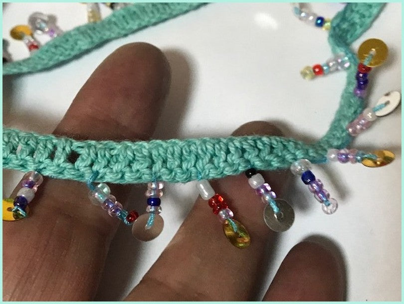 Frange En 2 cm en Perlé Vert au mètre sur ruban macramé