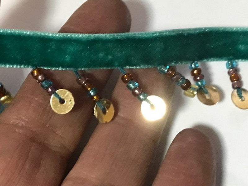 Frange En 2.5 cm en Perlé au mètre sur ruban velours vert