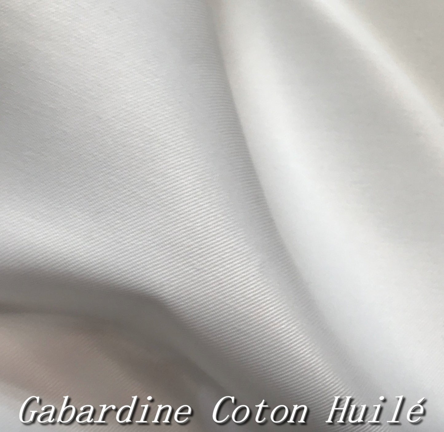 "Gabardine Blanche en Coton Huilé : Durabilité et Style pour Vos Créations"