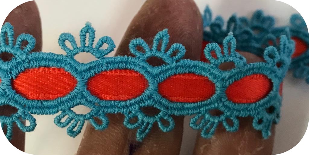 Pasamanería Turquesa y Roja por Metro.