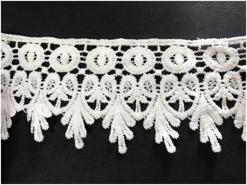 Adorno de Encaje Guipur por Metros en 8 cm Festoneado Blanco para Personalizaciones y Decoraciones.
