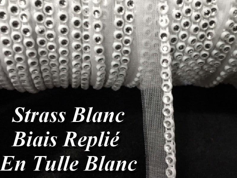 Galon Fil Strass Au Mètre Sur Un Support En Biais Replié Sur Tulle Blanc A coudre Pour Décorations Et Loisirs Créatifs.