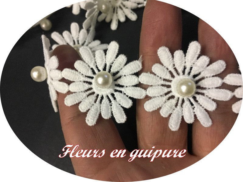 Galon Guipure Marguerite Au Mètre En Blanc Orné De Perles Pour Robes de Mariages, Cérémonies et Customisations De vetements.