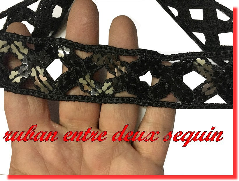 Cinta de lentejuelas negras de 3 cm con forma de diamante calado para decoraciones y personalizaciones.