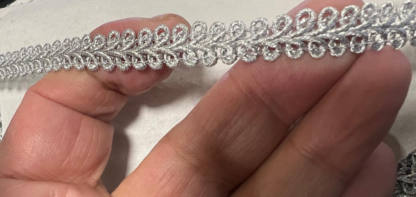 Trenza plateada estilo "Chanel": refinamiento y alta costura