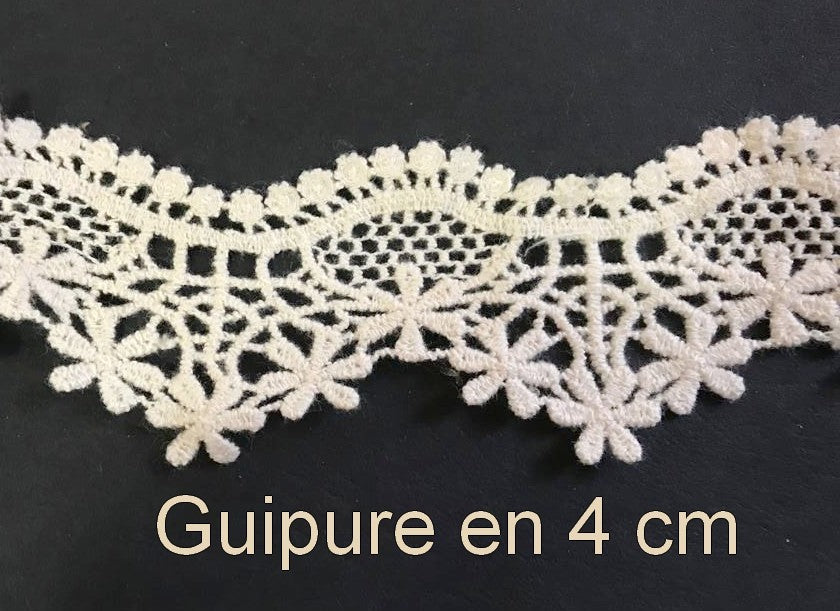 "Guipure en 4 cm Ecru au mètre : Motifs fleurs pour customisations et décorations élégantes"